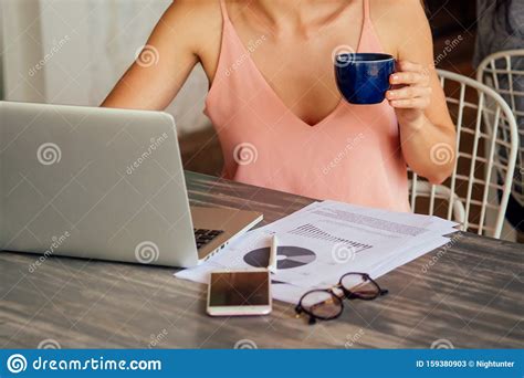 Portret Van Vrolijke Glimlachende Jonge Mooie Blonde Vrouw In De Zomer Buitenshuis Stock