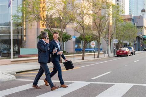 Dos Atractivos Hombres De Negocios Hispanos Confiados En Trajes