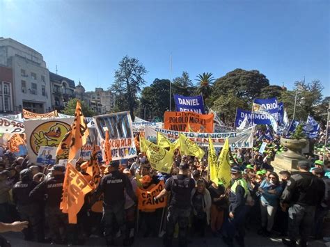 Apoyo al oficialismo la militancia peronista se manifestó en la plaza