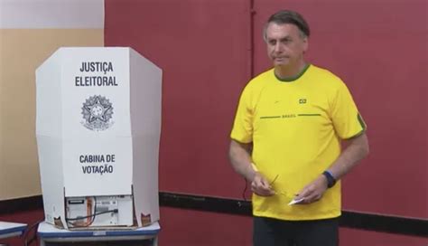 Bolsonaro vota na Zona Oeste do Rio e diz que eleições limpas têm que