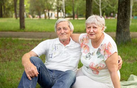 Parejas De Ancianos Caucásicas Sentadas Y Relajadas En El Parque Foto