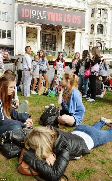 Lattesa Dei Fan Per La Presentazione Del Film Degli One Direction