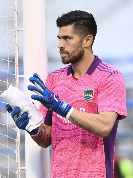 Futuro goleiro do Flamengo Rossi perde espaço no Al Nassr após