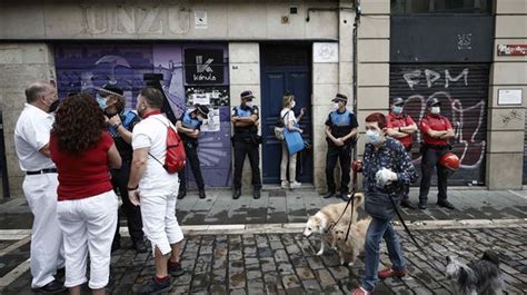 La Polic A Disuelve Un Botell N De Personas En Pamplona