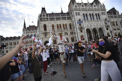 Maďarský vysokoškolský systém sa otriasa v základoch Tisíce ľudí vyšli