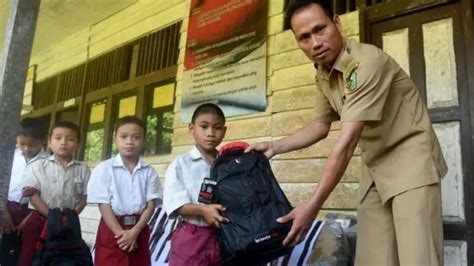 Murid Murid SD Di Pedalaman Kalimantan Sangat Senang Dengan Bantuan