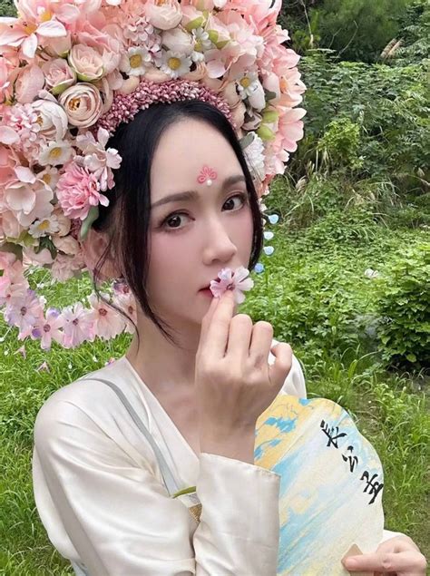 Trend cài hoa tóc hóa ra chưa bao giờ hết hot ngay cả thánh hack tuổi Trần Kiều Ân cũng