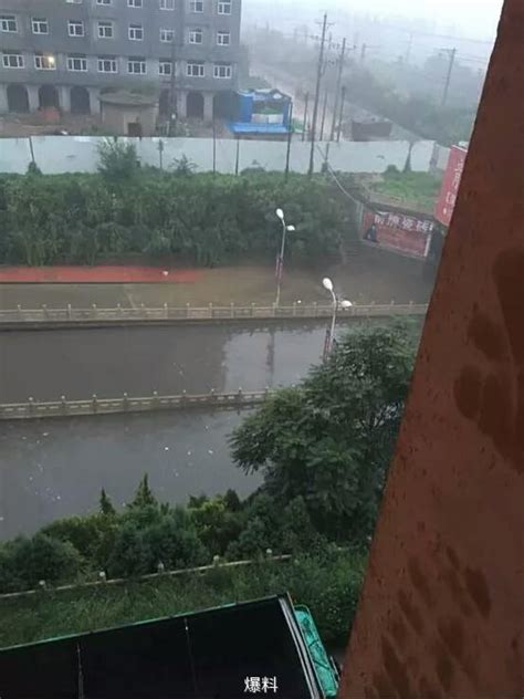 邢台暴雨致路面積水嚴重 車輛行人請慢行 每日頭條