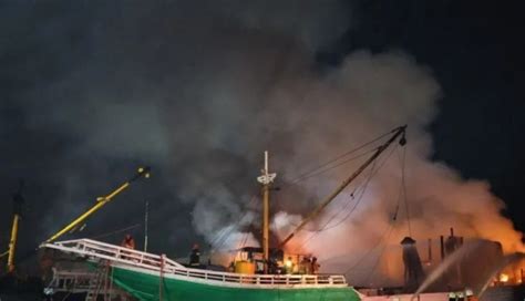 Dua Kapal Kargo Terbakar Di Pelabuhan Kalimas Surabaya