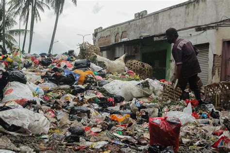 Kian Menggunung Alat Berat Akan Angkut Sampah Di PSC