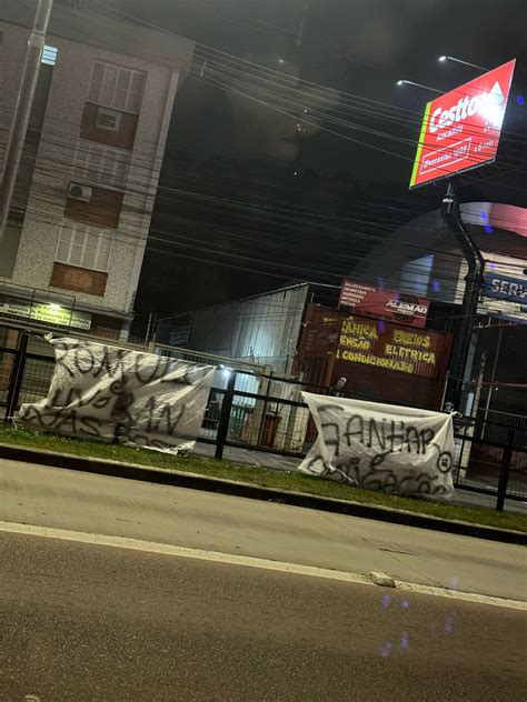 Torcida Espalha Faixas De Protestos Contra Os Jogadores Do Inter