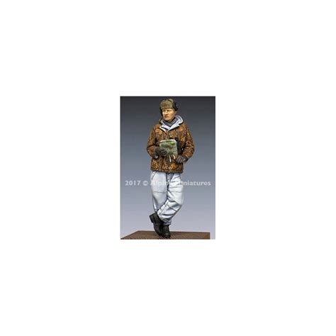 ALPINE MINIATURES 35238 1 35 WSS Panzer Commander Winter