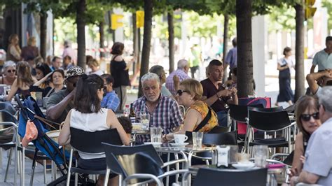 Aragón levanta la prohibición de fumar en las terrazas de los bares