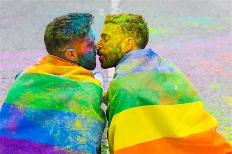 Zabrudzenie W Farbie Pary Homoseksualnej Całuje Zawinięte W Tęczową