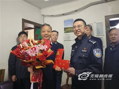 【暖新闻】无锡69岁白发老人勇救落水女子，警民联手上演“生死营救”