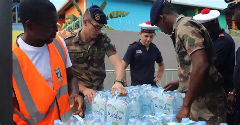 Crise de leau Mayotte La grande distribution de bouteilles d eau à l