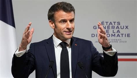 Il Video Di Emmanuel Macron Che Si Toglie Lorologio Costoso Durante L