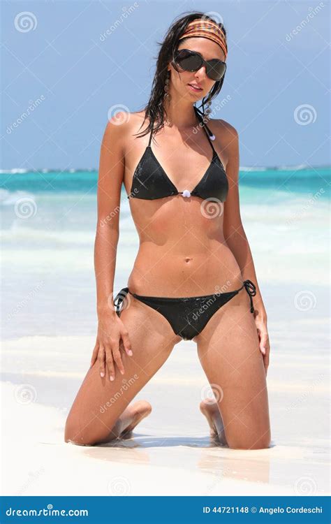 Gafas De Sol Tropicales Hermosas De La Muchacha Con El Bikini Foto De Archivo Imagen De Traje