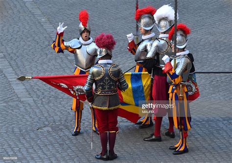 Vingt Trois Nouveaux Gardes Suisses Ont Prêté Serment Au Vatican Le 6