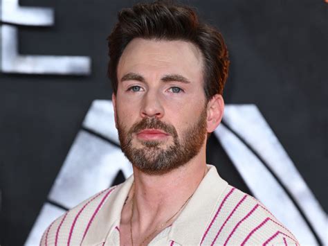 Chris Evans élu lhomme le plus sexy de 2022 par le magazine People