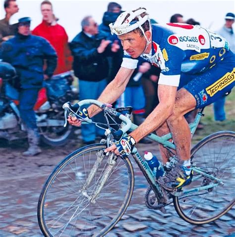 1995 Parijs Roubaix Johan Museeuw Op De Beruchte Bianchi De Fiets