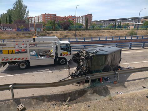 Accidente En Zaragoza Un Conductor Destroza Su Furgoneta Y Lo