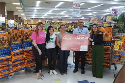 Covabra Supermercados entrega doações da campanha Minha Sorte é Animal