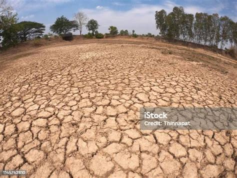 Tanah Kering Di Daerah Gersang Foto Stok - Unduh Gambar Sekarang - Air ...