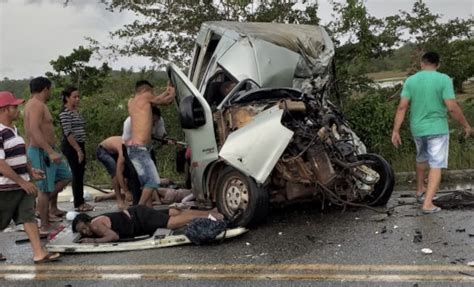 URGENTE Grave acidente na BR entre Van e Caminhão deixa 8 mortos no