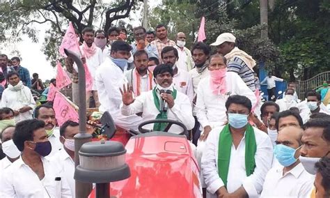 Warangal TRS MLA Peddi Sudarshan Reddy Leads Farmers Protest