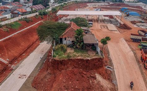 Viral Rumah Masih Berdiri Di Tengah Proyek Tol Cijago Depok Begini