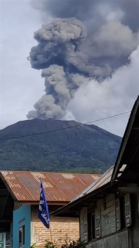 Gunung Semeru Erupsi Kolom Abu Vulkanik Setinggi Meter