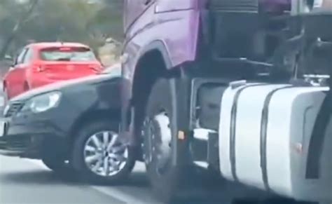 Vídeo mostra carro sendo arrastado por carreta no Anel Rodoviário de BH