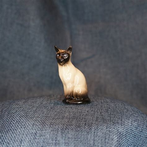 Hagen Renaker Siamese Cat Miniature Ceramic Seated Dark Point Siamese