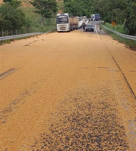 Carreta Com Carga De Milho Tomba Na Br 356 Em Cardoso Moreira Folha1