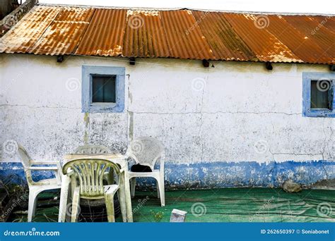 Antiga Porta De Madeira Azul E Telhado De Uralite Imagem De Stock