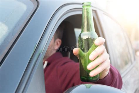 Dronken Mens Die Zijn Auto En Het Drinken Drijven Stock Afbeelding Image Of Alcohol