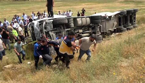 Muş ta Çimento Taşıma Aracı Şarampole Yuvarlandı 1 Yaralı Son Dakika