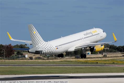 Aircraft EC LVV 2013 Airbus A320 232 C N 5620 Photo By Raymond Zammit