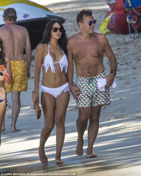 6 Hot Sexy Kate Duncan Bikini Pics