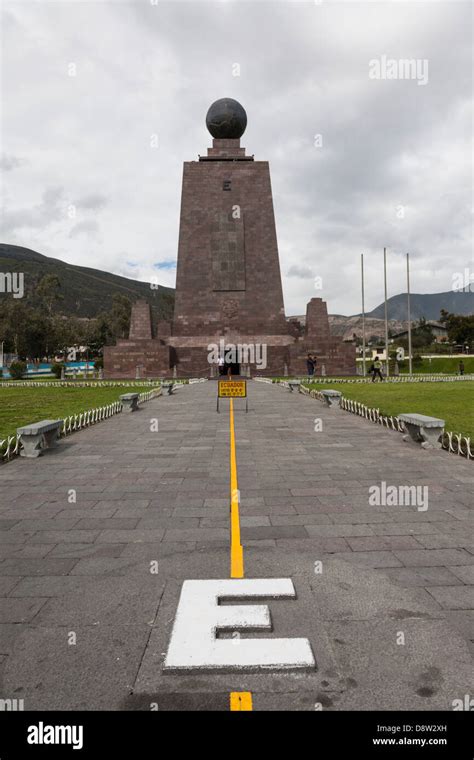 La Mitad Del Mundo Monumento Que Marca La Línea Ecuatorial Cerca De