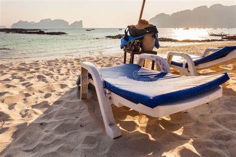 Sala De Estar Do Chaise Na Praia Foto De Stock Imagem De Feriado