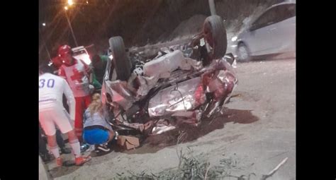 Fuerte Choque Entre Carros Deja Volcaduras Heridos Y Una Persona