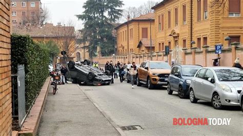 Incidente In Via Andreatta Va A Sbattere Contro L Auto Ferma E Si Ribalta