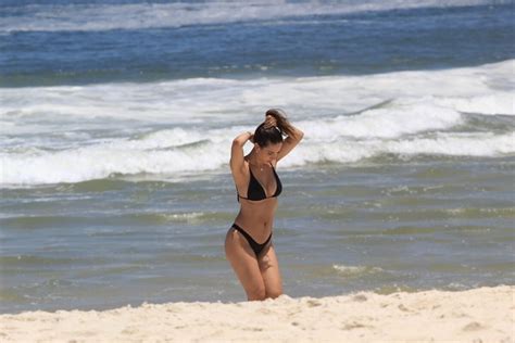 Foto Gabi Brandt impressiona por corpo sequinho um mês após dar à luz