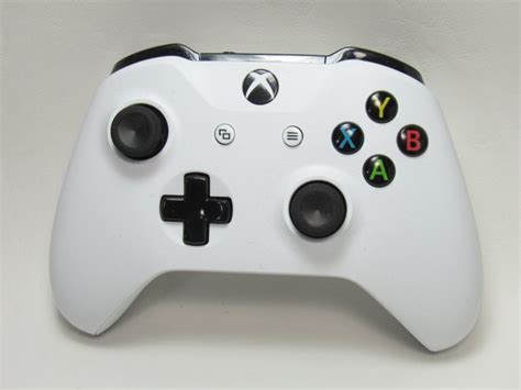 white-xbox-one-s-controller-review-6 - ReviewRaft.com