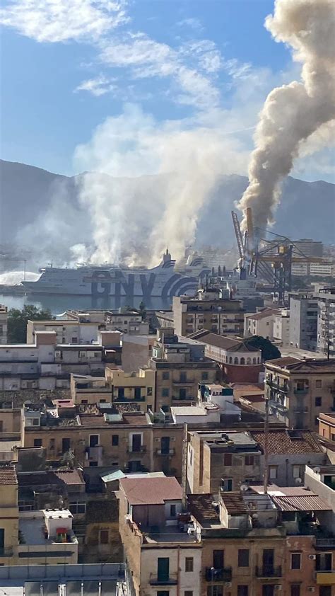 Palermo Ancora Inferno Dentro Il Traghetto Il Video Delle Fiamme