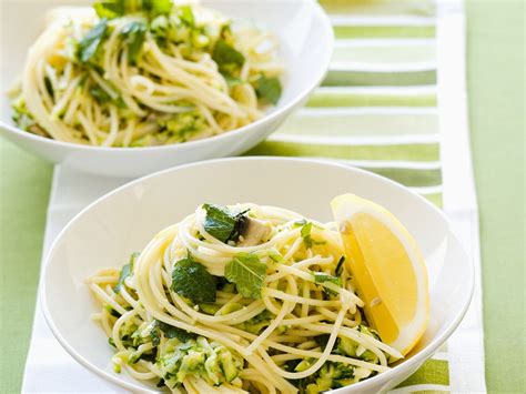 Pasta mit Zucchini und Schafskäse Rezept EAT SMARTER