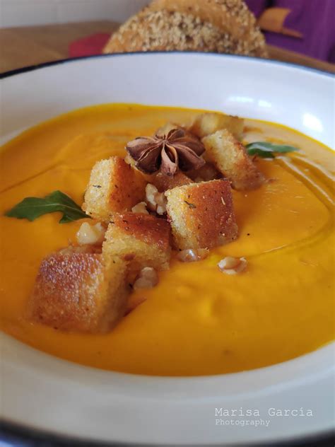 Crema De Calabaza Al Curry Con Yogur Griego Y Croûtons Especiados