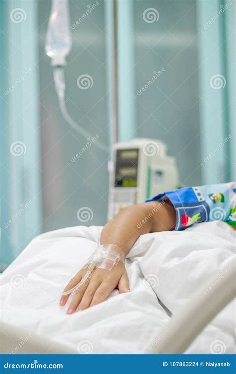 Fille Malade Sur Le Lit D hôpital Photo stock Image du main doigt